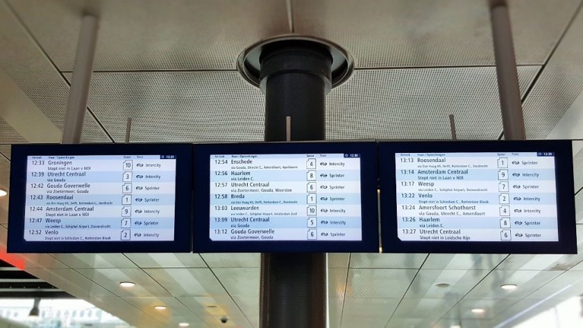 The main departure screens at Den Haag Centraal
