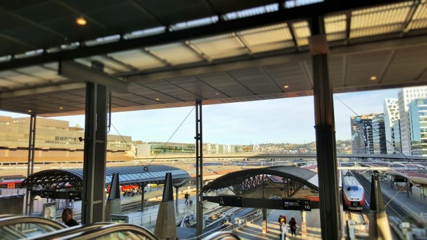 Looking down on to the spor/tracks/platforms from the Flytoget concourse at Oslo S station