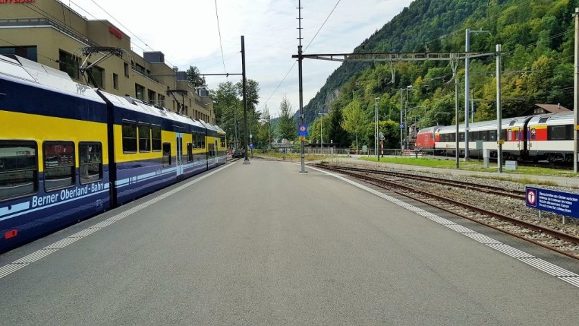 A BOB train on the left and a Swiss IC train on the right