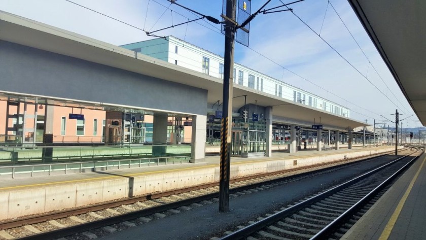 The platforms/bahsteigen at Linz Hbf