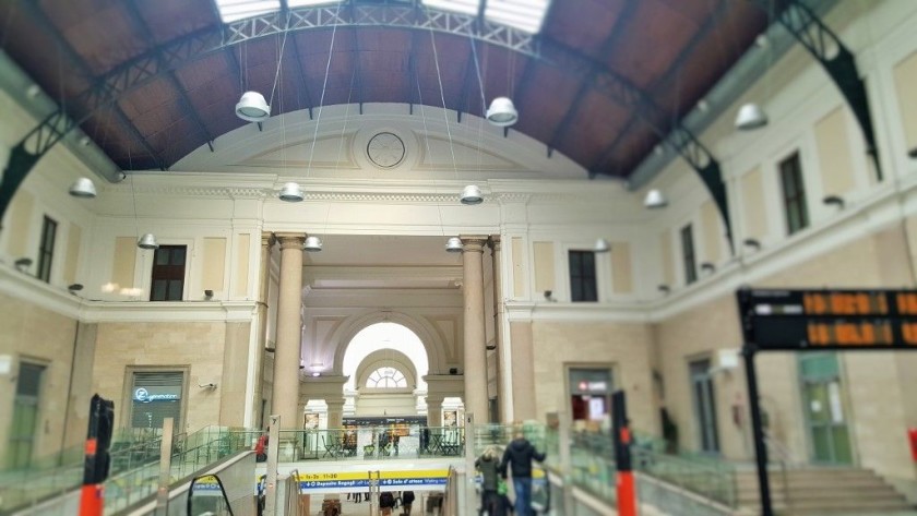 The main entrance hall, the escalators give access to the departure hall