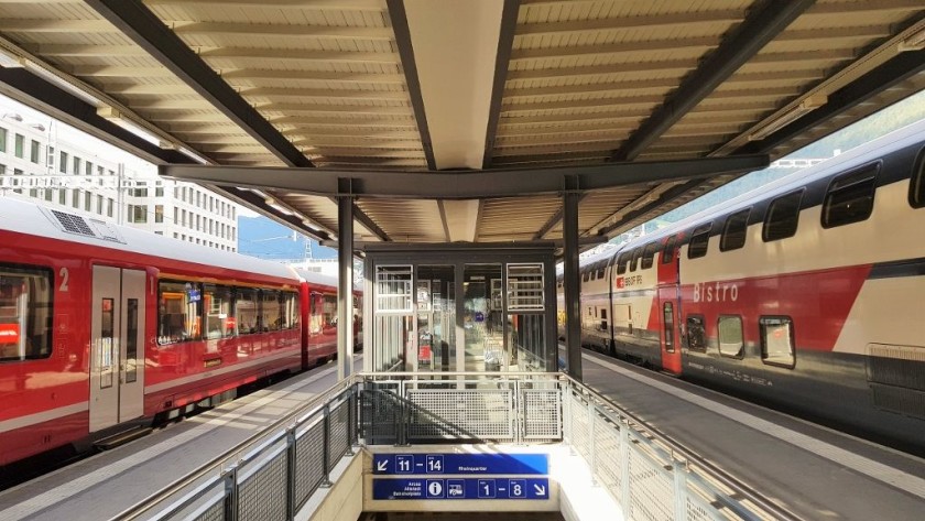 Cross platform interchange between RhB trains and SBB trains