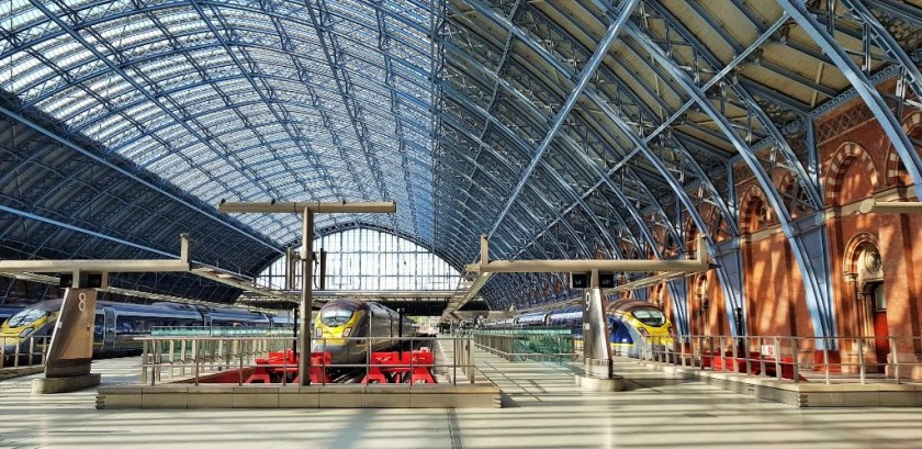 The Eurostars arrive at the upper level, but the Eurostar departure lounge is beneath the trains