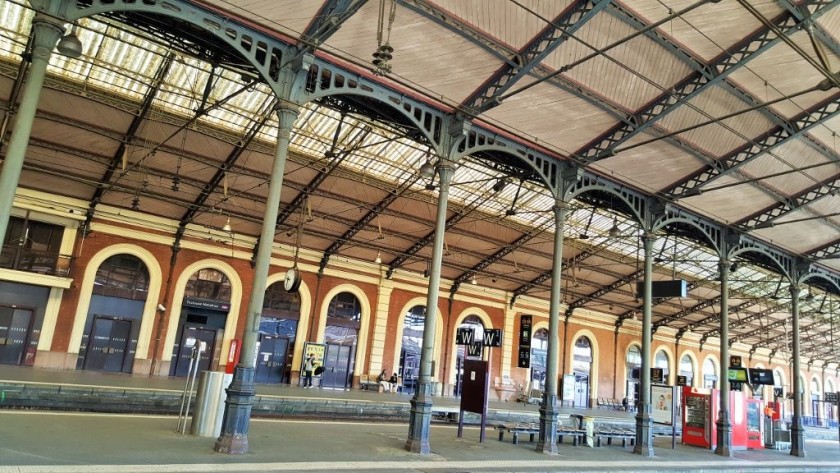 The voie/platforms under the roof at Toulouse Matabiau