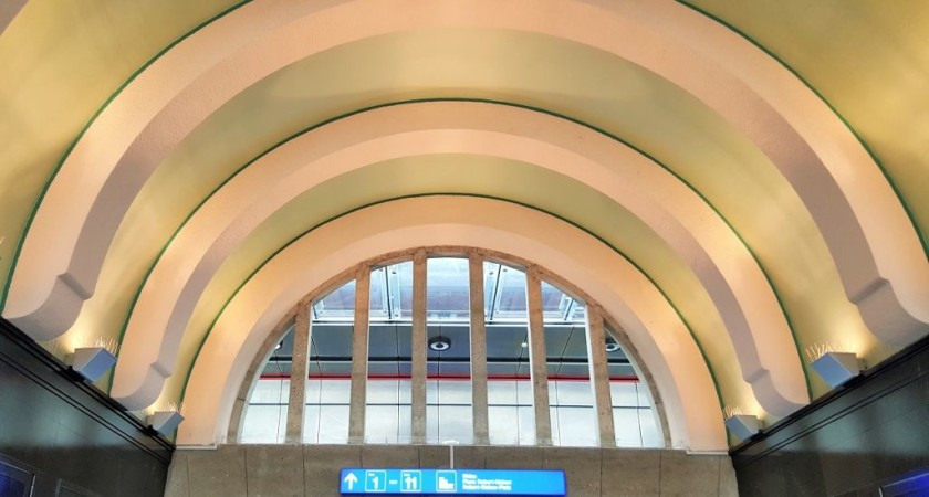This Art-Deco arch leads the way from the entrance hall at Biel station to the gleis/platforms