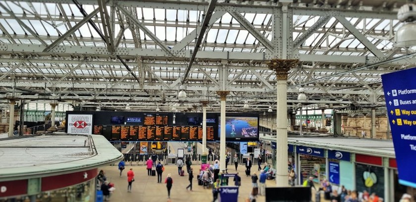 Looking across the main concourse in front of platforms 14 - 17