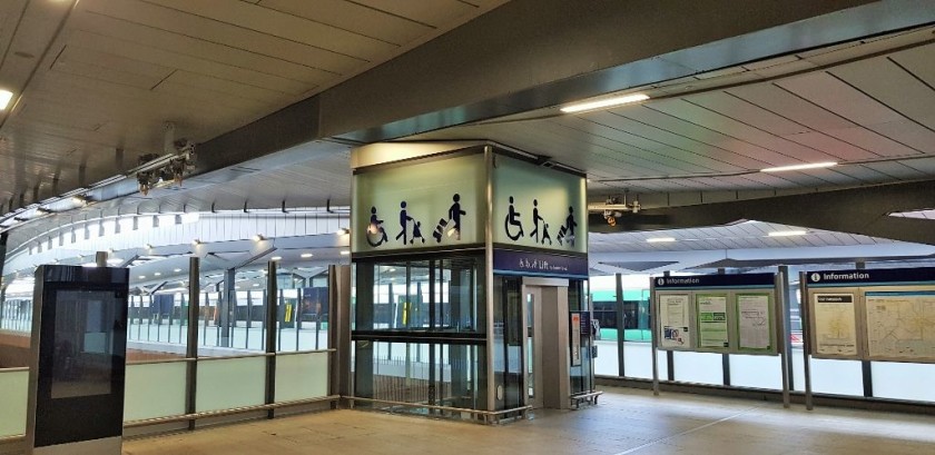 The upper concourse is also connected to the lower concourse (platforms 1 to 9) by an elevator