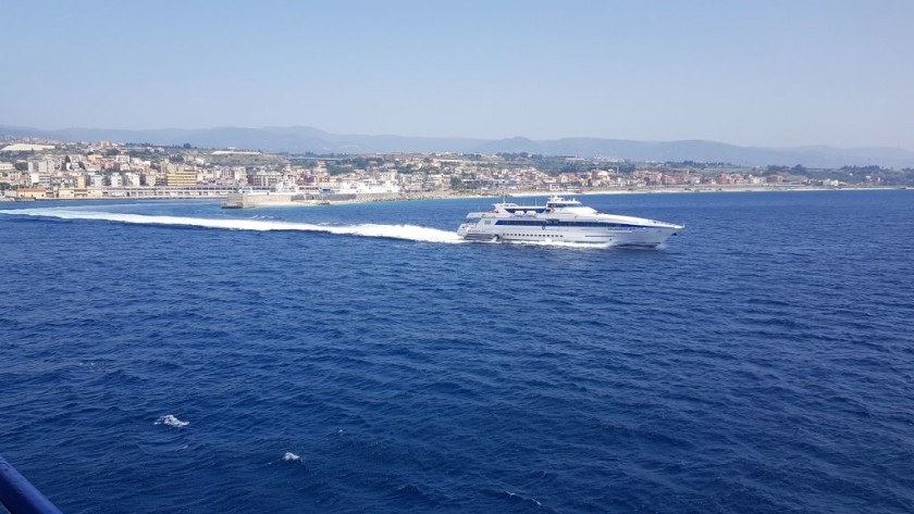 The Blu Jet fast ferry departs Villa S. Giovanni
