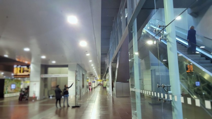 One of the escalators which connect the AV concourse to the taxi area and exits