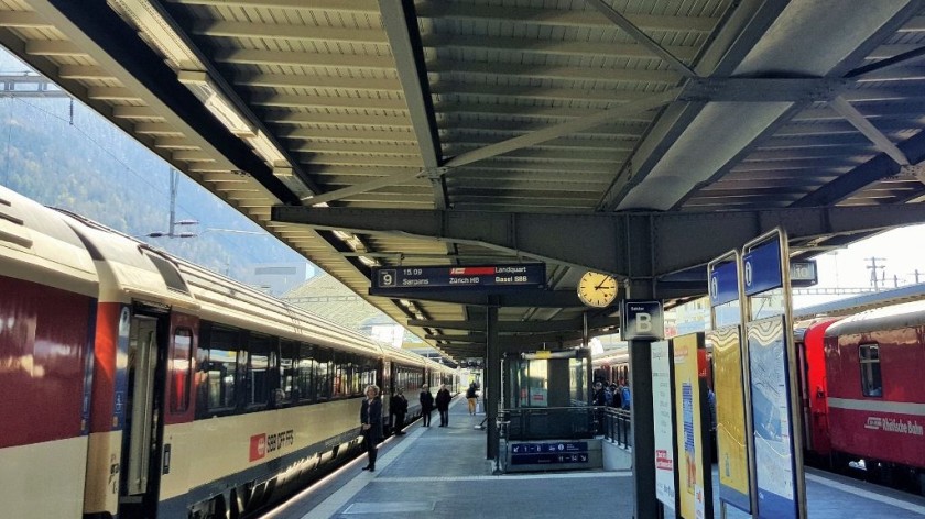Cross platform interchange between the SBB and RhB (red) trains