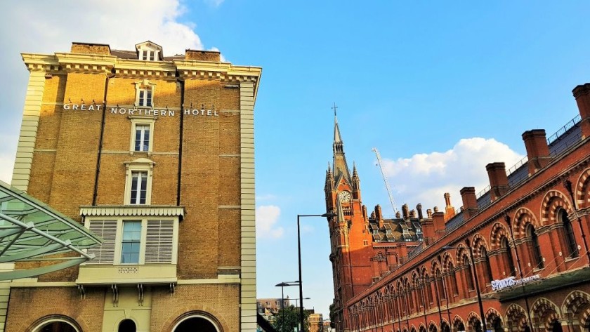 The entrance to Eurostar arrivals is on the right, across the street from the Great Northern Hotel