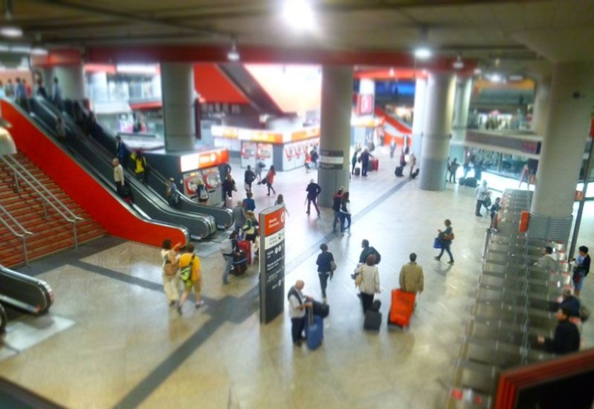 Looking down at the Cercanias concourse on level 0 from the passage way on level 1