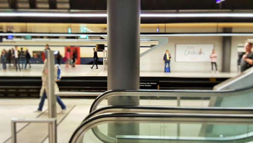 The lower level platforms (gleis) have step-free access