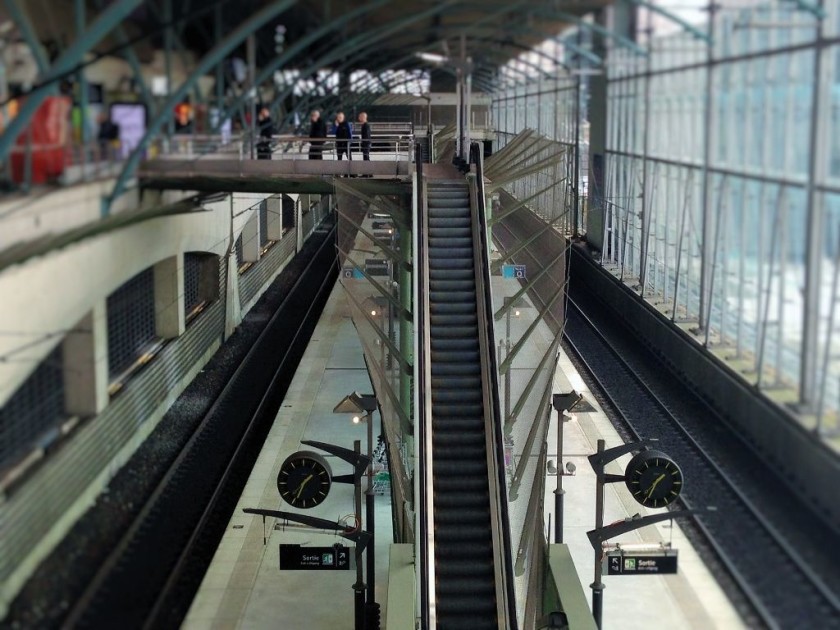 One of the escalator connections to voies (platforms) 43 and 45)