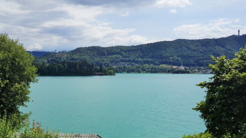 The view over the Worthersee, which can be seen between Villach and Klagenfurt