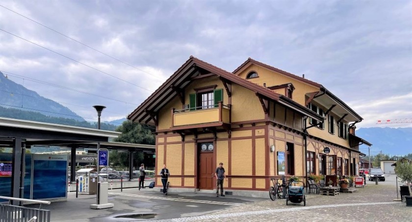 The ZB railway station in Alpnachstad is steps away from the PB station