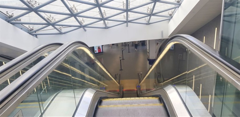 The escalators lead to a passage which houses ticket gates and a cafe