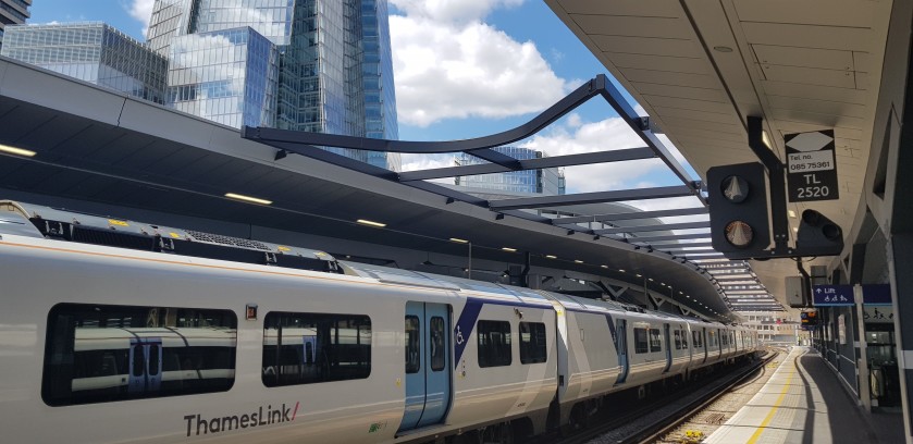 A Thameslink train at platform 4