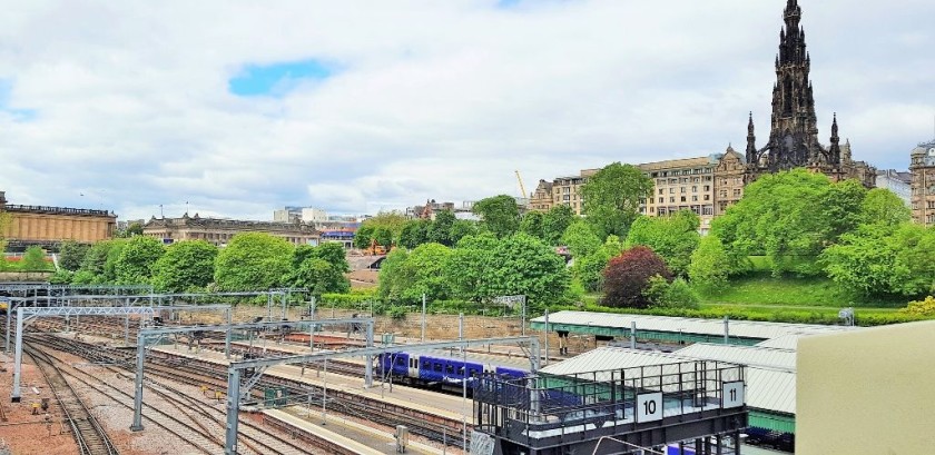 edinburgh tourist information centre waverley