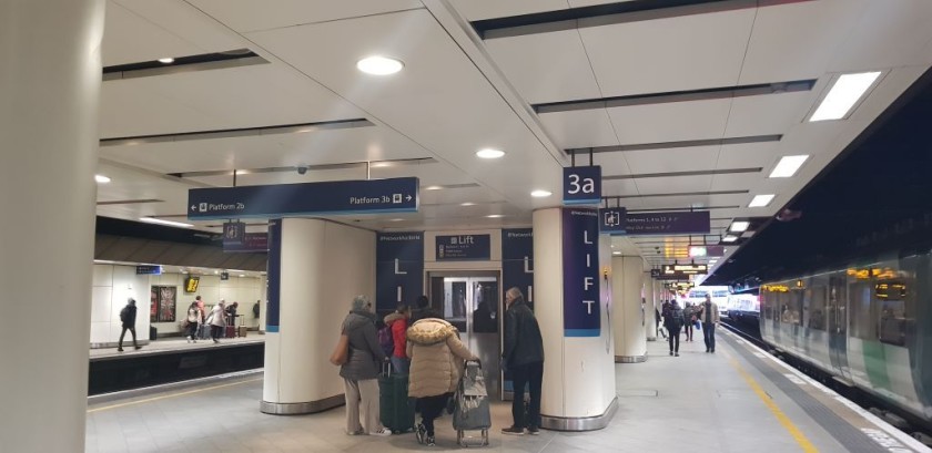 The 'b' ends of the platforms also have lifts - and yes the sign says 3a