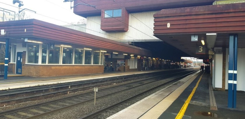 There are multiple access points between the platforms and the station concourse above