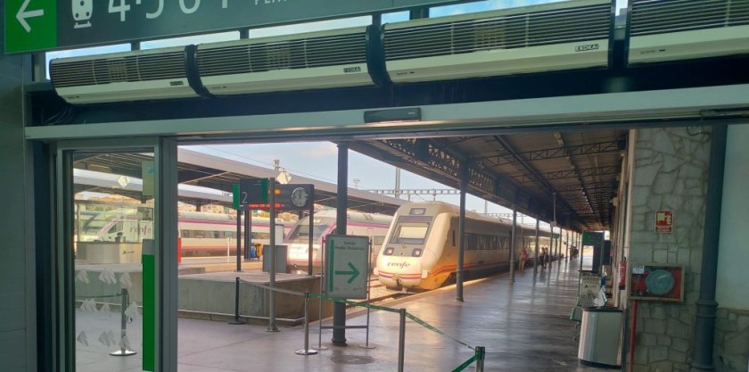Granada is a terminal station so the access to the trains is step-free