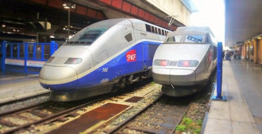 These trains have arrived at voies F and G beside the roofed part of the station