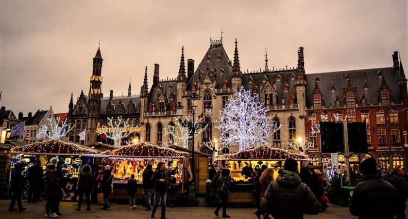 Take the fee shuttle bus from the station to the market in Brugge