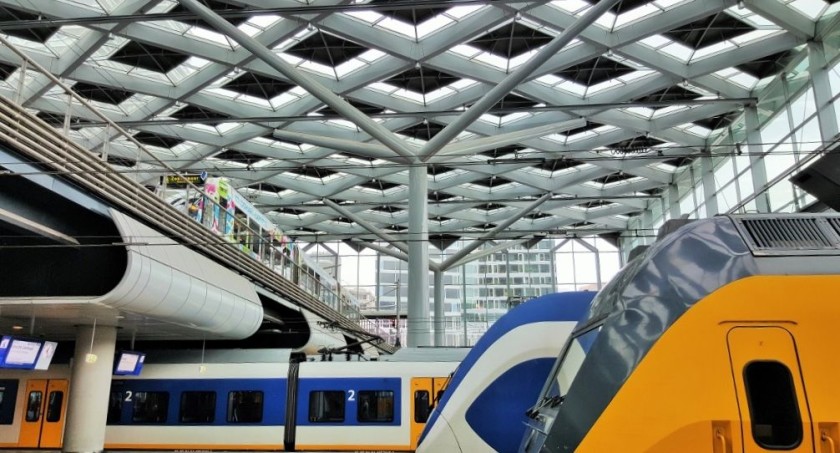 Trains waiting at the platforms/spoor in Den Haag Centraal