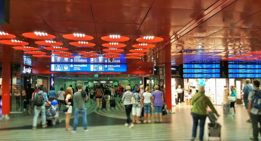 The passage way leading to the platforms/nastupiste with the main departure board to the right