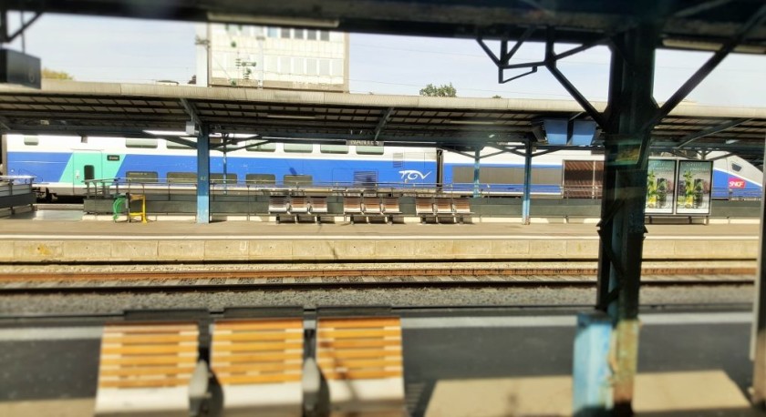 The voies at Gare De Nantes - the ramp up to the trains is behind the seats