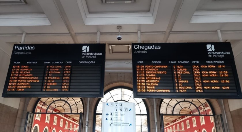 the main departure board at Santa Apolonia