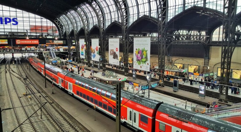 A Regio train at Hamburg Hbf