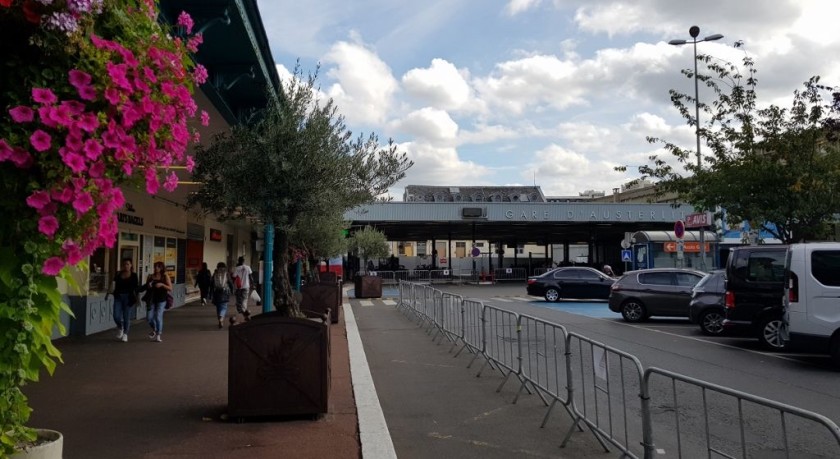 The pedestrian route between the metro station and the main concourse