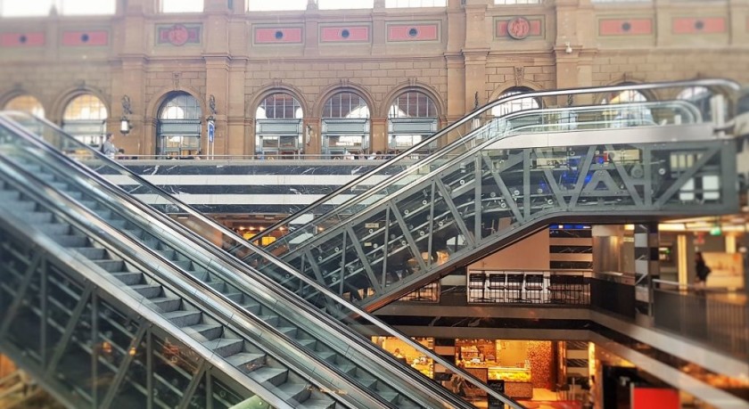 The escalators which link the main hall and concourse to the facilities on the mezzanine level