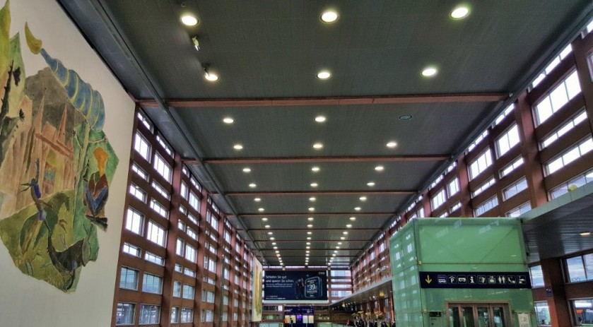 Looking down on the main concourse at Innsbruck Hbf