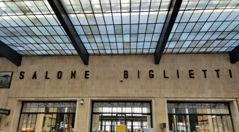 But these signs do still show the location of the ticket hall, as seen on the main concourse