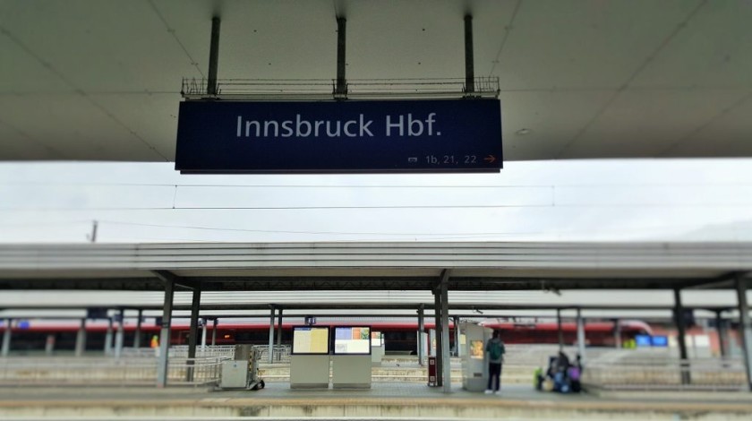 The view from platform/bahnsteig 1 across the station at Innsbruck Hbf
