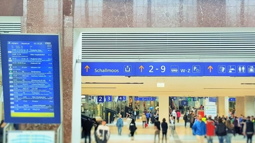 The way to the trains at Salzburg Hbf