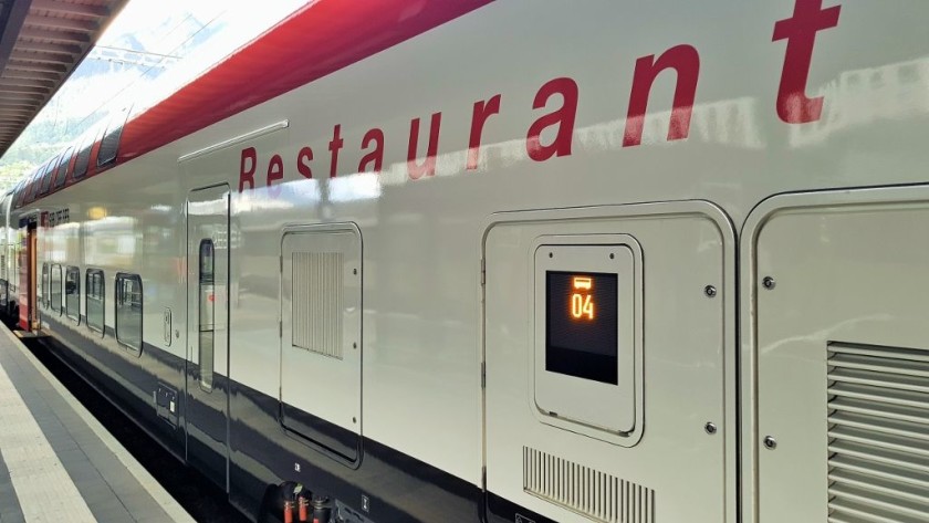 The exterior of the restaurant car on a SBB LD/Twindexx train