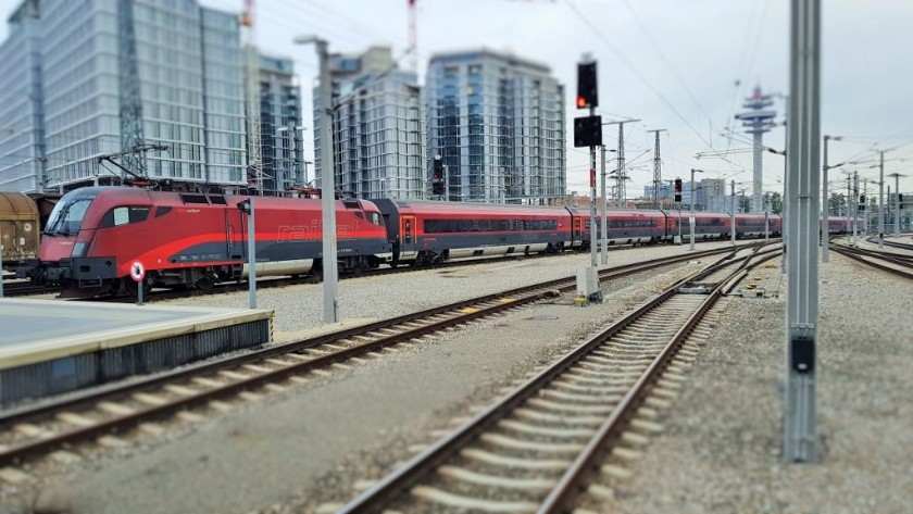 A Railjet train from the airport arrives in Wien Hbf