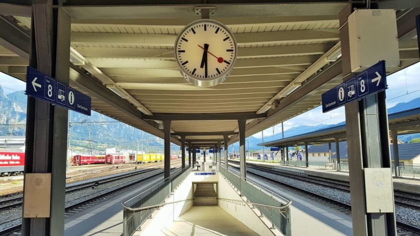 A typical Swiss station with a slope and stairs leading down from the platform to the exits