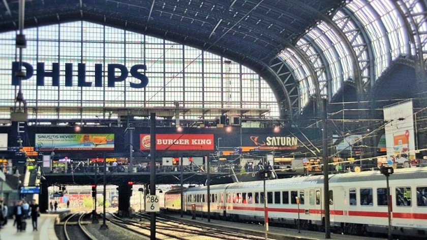 An IC train departs from Hamburg Hbf