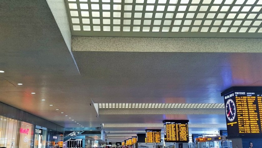 The relatively new departure hall at Roma Termini, which is front of the binari/platforms/tracks