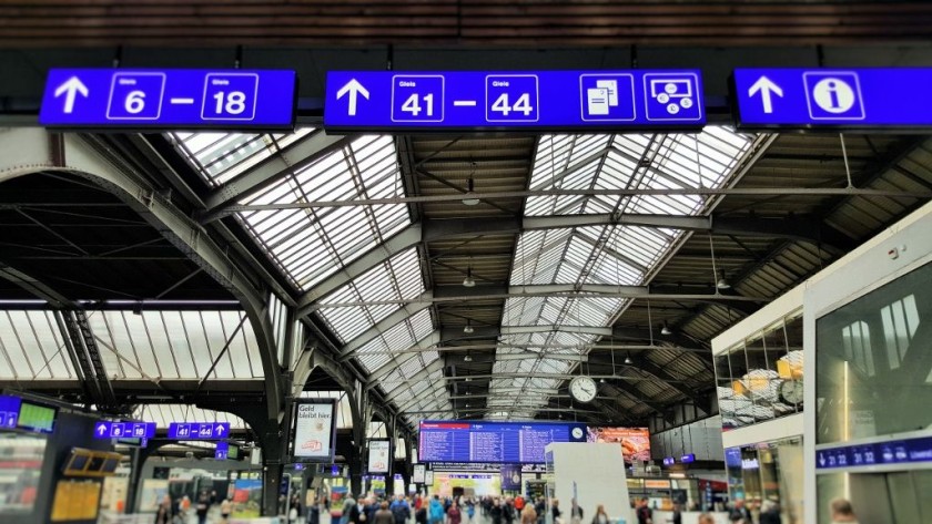 Looking across the main concourse at Zurich HB station - gleis/platforms 5 - 18 are to the left