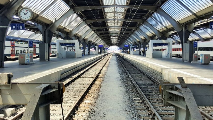 The gleis/plaforms in the main central station in Zurich