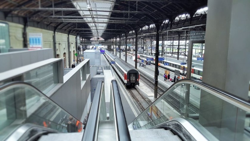 The access to the trains from the bridge that spans gleis/platforms 5- 17