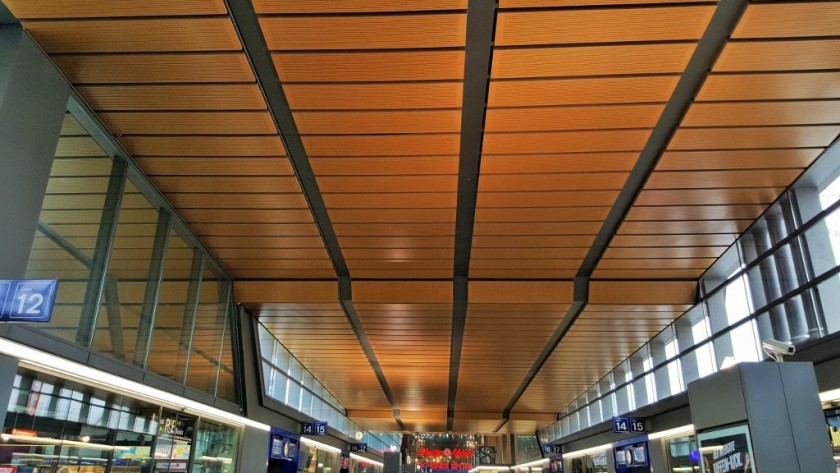 The interior of the huge bridge which spans gleis/platforms 5-17