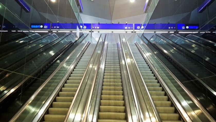 The stairs and escalators link the main passage way to the platforms/tracks above