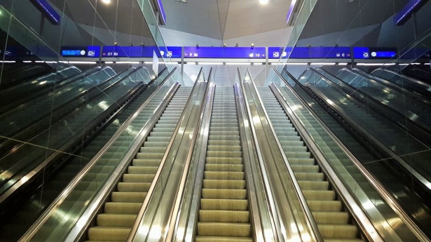 The stairs and escalators link the main passage way to the platforms/tracks above